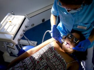 Steeds meer voorwaarden voor aanvullende verzekeringen: 'Zelf potje aanleggen kan betere keuze zijn'