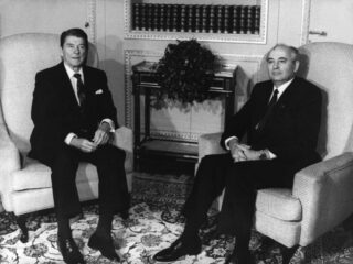 Gorbatsjov en Reagan als voorbeeld? 'De oorlog tussen Oekraïne en Rusland zal niet aan een onderhandelingstafel worden beslecht'