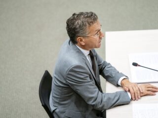 Oud-PvdA-minister: bezuinigen op zorg en sociale zekerheid onvermijdelijk