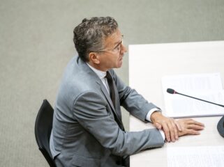 Oud-PvdA-minister: bezuinigen op zorg en sociale zekerheid onvermijdelijk