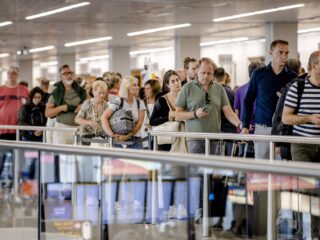 Schiphol zet zich schrap voor drukte door start meivakantie