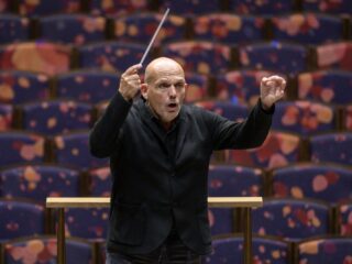 Dirigent Jaap van Zweden krijgt de Concertgebouw Prijs voor 'uitzonderlijke bijdrage'