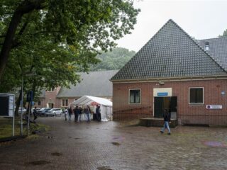 Een asielzoekerscentrum midden in een woonwijk; hoe is dat?