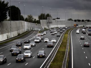 Waarom iedereen z'n auto zoveel mogelijk op cruisecontrol moet zetten