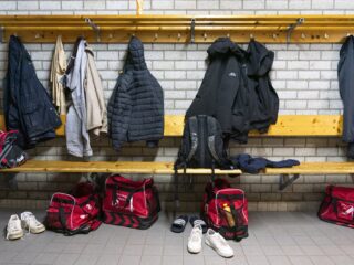Douchen op de sportclub verplicht? Juridisch mag het, maar: 'Het kind moet centraal staan'