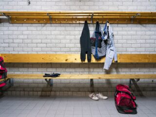 Ouders spannen rechtszaak aan tegen sportclub: 'Kinderen geroyeerd omdat ze niet wilden douchen'