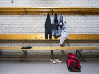 Ouders spannen rechtszaak aan tegen sportclub: 'Kinderen geroyeerd omdat ze niet wilden douchen'