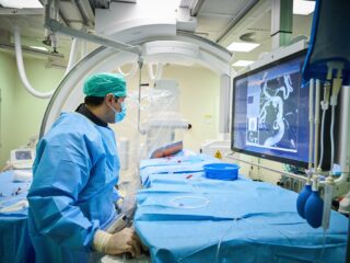 Oplossingen voor de zorg binnen handbereik, stelt hoogleraar: 'Er is genoeg geld en personeel'