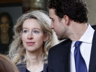 Elizabeth Holmes gaat vandaag de gevangenis in: 'Heel groot contrast met haar luxeleven'