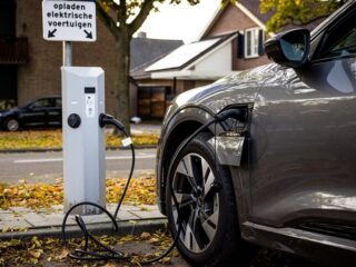 Autorijden wordt duurder, maar niet iedereen kan overstappen op elektrisch