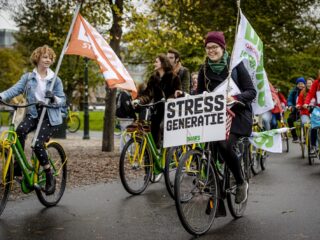 Kopzorgen bij studenten door verhoogde rente: 'Lijkt wel financieel roulette'