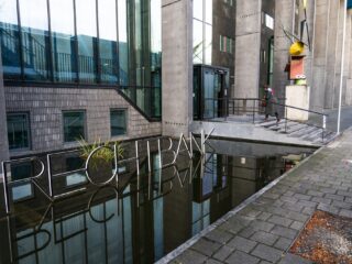 Foutje bedankt! Verkeerde verdachte verschijnt per ongeluk in de rechtbank