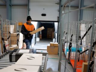 FNV doet melding bij Arbeidsinspectie over PostNL: pakketverwerkers doen fysiek te zwaar werk