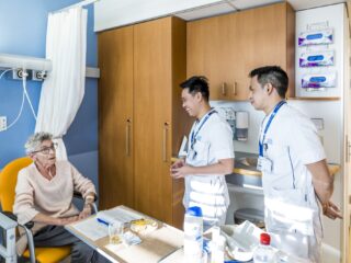 Personeelstekort ziekenhuis: dan maar familie laten meehelpen?