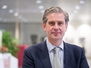 Nieuwe voorzitter Veiligheidsberaad vreest tekort van duizenden opvangplekken voor asielzoekers deze zomer