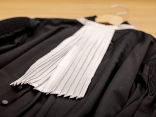 Gaan we straks vaker officieren van justitie in kleurrijke toga’s zien?