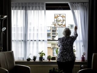 Kwetsbare ouderen ondanks recht op verpleeghuisplek vaker gedwongen thuis