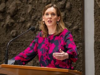 Miljarden euro's van ontwikkelingshulp naar asielopvang: 'Moeilijk te verteren'