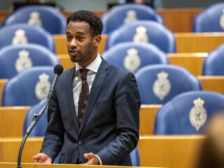 Habtamu de Hoop (GL-PvdA) heeft 'geen enkele moeite' met andere vergaderdagen Tweede Kamer om woon-werkverkeer beter te spreiden