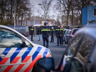 Rechtszaak Enschede steekpartij: Jonge verdachten houden kaken stijf op elkaar, parallellen met Mallorcazaak