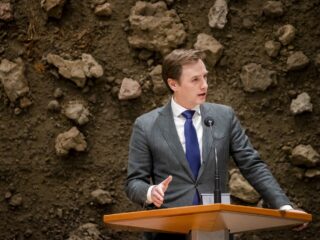 Volt-leider Laurens Dassen vindt Nederland en Rutte 'hypocriet' in conflict Gaza