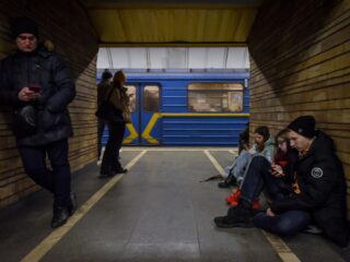 Leven alsof er geen oorlog is, maar niemand ontsnapt aan de realiteit