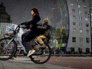 Arno fietste 1,5 jaar lang door weer en wind voor z'n werk 32 km heen en terug