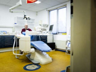 Doorwerken na je pensioen om mensen met een kleine beurs te helpen: 'Zonde om al die kennis verloren te laten gaan'