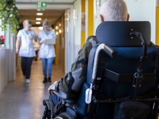 Steeds meer ouderenzorgorganisaties financieel in zwaar weer