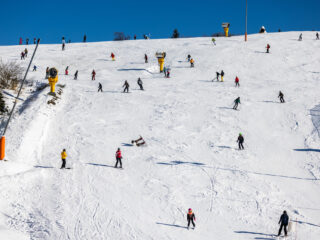 Duizenden Nederlands komen terug met wintersportletsel: 'In buitenland willen ze soms te snel opereren'
