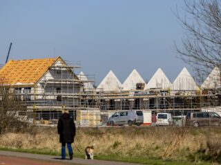 Om woningbouw te versnellen 'moet minister De Jonge stoppen met overregulering'