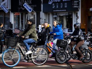 Verkeerskundige tegen fietshelmen: 'Verkeersidioten zijn het probleem'