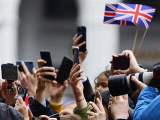 Mobiele telefoon is jarig, maar Ria heeft er niks mee: 'Vind het een verschrikking'