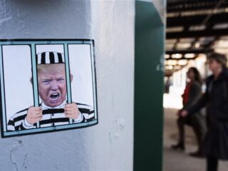 Podcast De Dag: hoe Trumps 'mugshot' campagne-goud kan worden