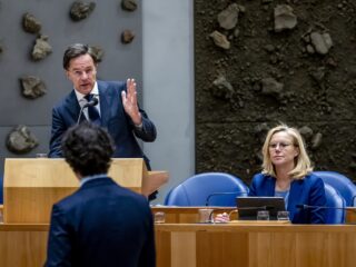 Topeconoom Hoogduin: ‘Kabinet moet 20 tot 30 miljard euro bezuinigen’