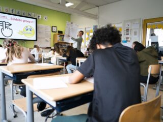 Richtlijn of wettelijk verbod mobieltjes in de klas? 'Je gaat geen boa in de klas zetten'