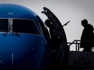 Kamervragen na schokkende beelden: Syrische vluchteling vastgebonden voor gedwongen uitzetting