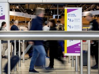 Douanepersoneel vindt op Schiphol drugs op de gekste plekken: 'Van bloemensteeltjes tot pindakaas'