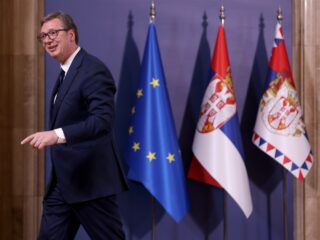 Servische regering deelt gratis geld uit aan scholieren