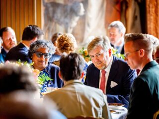 Ontmoetingen met de koning: 'Hij pakt gewoon zijn iPhone en pint de rekening'