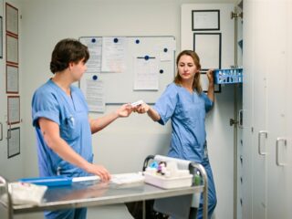 Leegloop verpleegkundigen uit Italië, ook naar Nederland: 'Dreigt onherstelbaar te worden'