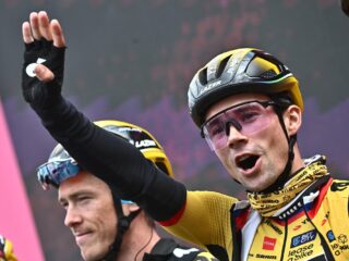 Giro d'Italia: donderwolken en regen, maar voor Roglič en Jumbo-Visma breekt de zon door