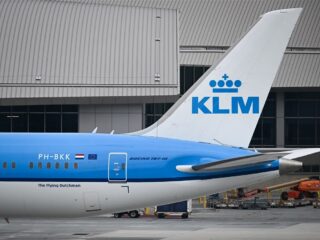 KLM schendt voorwaarden coronasteun: 'Dit kan niet zonder gevolgen blijven'