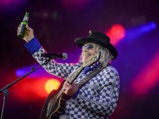 Podcast De Dag: 50 jaar Normaal: høken tot je erbij neervalt