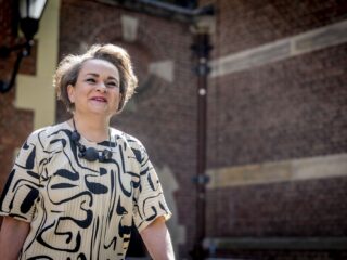 Staatssecretaris Van Huffelen pleit voor strenger toezicht op cookiebeleid