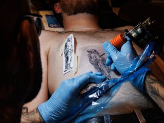 Kunnen tatoeëerders de politie helpen in de opsporing?