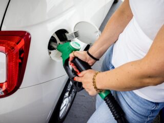 Stand.nl: 'Het kabinet moet de accijns op benzine verlagen'