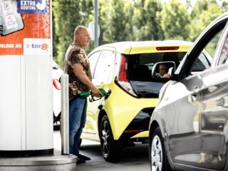 Steeds meer tankstations tonen reclame terwijl je tankt: 'Slokt je aandacht op'
