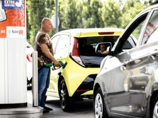 Moet kabinet ingrijpen nu benzineprijzen verder stijgen door Iran-oorlog? 'Geen jojobeleid voeren'