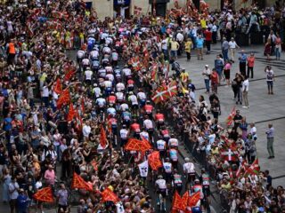 De Toursupporter: de vriendengroep die jaarlijks met zelfgemaakte shirts bij de start staat